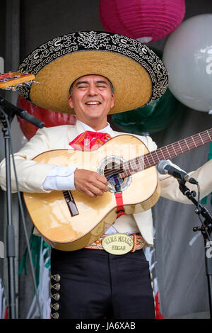 Musique live. Joueur mexicain de guitare acoustique mariachi portant un chapeau sombrero se produisant dans un festival de musique mexicain, chanteur mariachi, guitare mariachi, musicien mexicain, mariachi masculin, musique mariachi. Banque D'Images