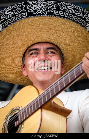 Musique live. Joueur mexicain de guitare acoustique mariachi portant un chapeau sombrero se produisant dans un festival de musique mexicain, chanteur mariachi, guitare mariachi, musicien mexicain, mariachi masculin, musique mariachi. Banque D'Images