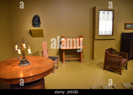 Chicago, USA. Apr 28, 2017. Pièces de mobilier conçu par Frank Lloyd Wright sont représentés debout à l'Art Institute de Chicago, l'un des plus importants musées de la United States à Chicago, États-Unis, 28 avril 2017. Wright n'a pas seulement des maisons de conception mais aussi des meubles. Amérique du meilleur architecte aurait eu 150 ans le 8 juin 2017. Photo : Chris Melzer/dpa/Alamy Live News Banque D'Images