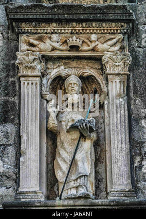 Le 5 octobre 2004 - Dubrovnik, Croatie, comté de Dubrovnik-Neretva - une statue de Saint Blaise (Croate : Sveti Vlaho), saint patron de Dubrovnik, sur le mur au-dessus de la Porte Pile entrée de la vieille ville médiévale historique. Sur la mer Adriatique, dans le sud de la Croatie, Dubrovnik est un site classé au patrimoine mondial et une destination touristique de choix. Credit : Arnold Drapkin/ZUMA/Alamy Fil Live News Banque D'Images