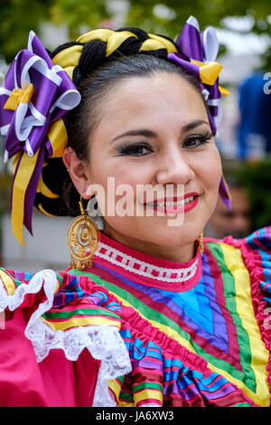 London, Ontario, Canada. 4 juin, 2017. fiesta Londres ! Festival mexicain célébrant les sons, la culture, et de l'alimentation du Mexique à la marché couvert de Covent Garden, dans le centre-ville de London, en Ontario. qui a lieu chaque année, le festival rassemble une variété d'artistes, danseurs, chanteurs folkloriques colorés, et des divertissements dans toute l'Amérique latine. mexican danseur posant pour une photo portant des coiffures traditionnelles et robe. crédit : rubens alarcon/Alamy live news Banque D'Images