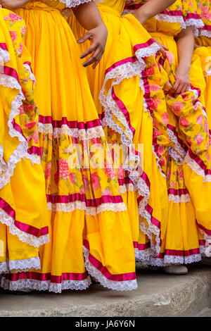 Gros plan des danseuses mariachi portant des robes traditionnelles mexicaines sinaloa, des robes jaunes, célébrant l'héritage culturel du Mexique, la danse folklorique, gros plan, détail. Banque D'Images