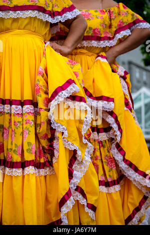 Gros plan des danseuses folkloriques mariachi portant des robes traditionnelles mexicaines sinaloa, des robes jaunes, célébrant l'héritage culturel du Mexique, la danse folklorique, gros plan, détail. Banque D'Images