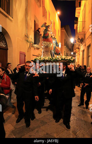 La SICILE, vieille ville de Trapani, le vendredi saint la procession mystère processione dei Misteri, Procession avec les mystères, de nuit à travers les ruelles de la vieille ville, des scènes de la passion du Christ Banque D'Images