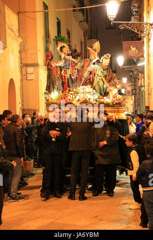 La SICILE, vieille ville de Trapani, le vendredi saint la procession mystère processione dei Misteri, Procession avec les mystères, de nuit à travers les ruelles de la vieille ville, des scènes de la passion du Christ Banque D'Images