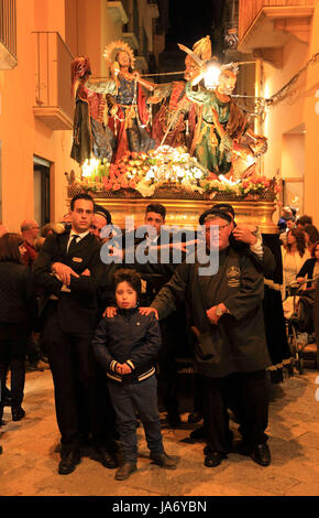 La SICILE, vieille ville de Trapani, le vendredi saint la procession mystère processione dei Misteri, Procession avec les mystères, de nuit à travers les ruelles de la vieille ville, des scènes de la passion du Christ Banque D'Images