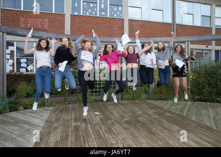 Bromley, Royaume-Uni. Août 24, 2017. Bromley lycéens sauter de joie avec leur GCSE résultats. Un nouveau système de classement est utilisé cette année avec des niveaux 1-9 A-U pas comme les années précédentes. 9 est le plus haut niveau et 1 la plus faible. Le niveau 4 est équivalent à un grade C.Crédit : Keith Larby/Alamy Live News Banque D'Images