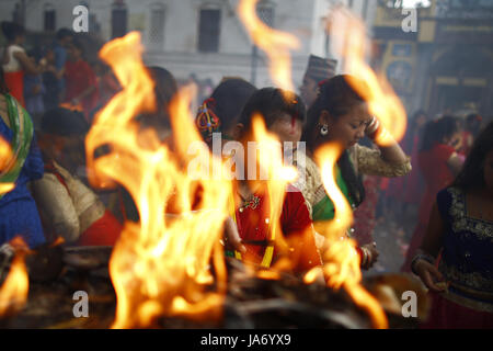 Katmandou, Népal. Août 24, 2017. Les femmes hindoues népalais offrir des prières au cours de l'intérieur du festival Teej Pashupathinath Temple à Katmandou, Népal le Jeudi, août 24, 2017. Les femmes mariées et célibataires venus célébrer leur culte à rapide en offrant le Seigneur Shiva pour le bonheur et le bien être de leurs époux en priant, en chantant et dansant. Credit : Skanda Gautam/ZUMA/Alamy Fil Live News Banque D'Images