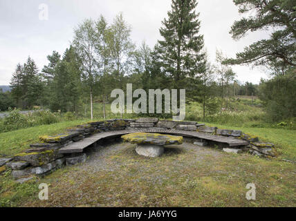 8 août 2017 - Afjord, Nord-trondelag (Norvège) - Le Dragsseidet cemetery est le plus grand exemple de l'ère viking en Norvège de sépulture intacte avec bautas ou pierres tombales. Composée à l'origine d'environ 60 à 40 sépultures restent intacts après compensation plus moderne pour la culture, du logement et de décomposition naturelle. Le cimetière de Dragseidaet est soupçonné d'avoir été utilisé comme un lieu de sépulture d'environ 500 avant J.-C. à environ 1000 AD. Les sites de sépulture sont composés de monticules simple en cercles et triangle de formes avec certains monolithes en pierre d''ou bautas dans une zone d'environ un quart d'acre ou 5000 mètres carrés. St Banque D'Images