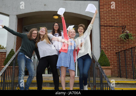 Bromley, Royaume-Uni. Août 24, 2017. Bromley lycéens célébrer leur GCSE résultats. Un nouveau système de classement est utilisé cette année avec des niveaux 1-9 A-U pas comme les années précédentes. 9 est le plus haut niveau et 1 la plus faible. Le niveau 4 est équivalent à un crédit de Catégorie C : Keith Larby/Alamy Live News Banque D'Images