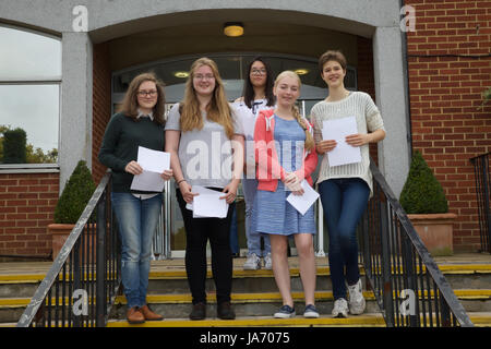 Bromley, Royaume-Uni. Août 24, 2017. Bromley lycéens célébrer leur GCSE résultats. Un nouveau système de classement est utilisé cette année avec des niveaux 1-9 A-U pas comme les années précédentes. 9 est le plus haut niveau et 1 la plus faible. Le niveau 4 est équivalent à un crédit de Catégorie C : Keith Larby/Alamy Live News Banque D'Images