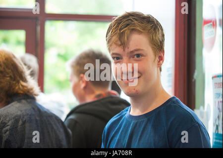 Wirral, UK. Août 24, 2017. Les élèves de l'École secondaire South Wirral célébrer recevoir leurs résultats GCSE. C'est la première année que les étudiants en Angleterre seront assujetties au nouveau système de classement, en remplacement des anciennes classes A à G avec 9 à 1 grades, avec 9 étant le plus élevé. Le nouveau système de classement ne concerne que 3 matières de base ; les mathématiques, l'anglais, langue et littérature anglaise. Sur la photo, Daniel Gorman, l'un des rares étudiants à atteindre une 9 e année en mathématiques. Crédit : Paul Warburton/Alamy Live News Banque D'Images