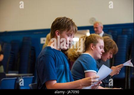 Wirral, UK. Août 24, 2017. Les élèves de l'École secondaire South Wirral célébrer recevoir leurs résultats GCSE. C'est la première année que les étudiants en Angleterre seront assujetties au nouveau système de classement, en remplacement des anciennes classes A à G avec 9 à 1 grades, avec 9 étant le plus élevé. Le nouveau système de classement ne concerne que 3 matières de base ; les mathématiques, l'anglais, langue et littérature anglaise. Sur la photo, Daniel Gorman, l'un des rares étudiants à atteindre une 9 e année en mathématiques. Crédit : Paul Warburton/Alamy Live News Banque D'Images