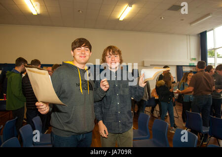 Wirral, UK. Août 24, 2017. Les élèves de l'École secondaire South Wirral célébrer recevoir leurs résultats GCSE. C'est la première année que les étudiants en Angleterre seront assujetties au nouveau système de classement, en remplacement des anciennes classes A à G avec 9 à 1 grades, avec 9 étant le plus élevé. Le nouveau système de classement ne concerne que 3 matières de base ; les mathématiques, l'anglais, langue et littérature anglaise. Crédit : Paul Warburton/Alamy Live News Banque D'Images
