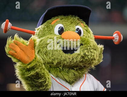 23 août 2017 : la mascotte des Houston Astros vagues orbite avant un match entre les Astros de Houston et les Nationals de Washington au Minute Maid Park de Houston, TX. Les Astros a gagné le match 6-1...Trask Smith/CSM Banque D'Images