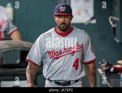 23 août 2017 : le voltigeur des Nationals de Washington Howie Kendrick (4) Promenades dans la pirogue avant un match entre les Astros de Houston et les Nationals de Washington au Minute Maid Park de Houston, TX. Les Astros a gagné le match 6-1...Trask Smith/CSM Banque D'Images