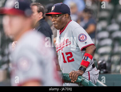 23 août 2017 : Washington Nationals manager Dusty Baker (12) sort de l'étang-réservoir avant un match entre les Astros de Houston et les Nationals de Washington au Minute Maid Park de Houston, TX. Les Astros a gagné le match 6-1...Trask Smith/CSM Banque D'Images