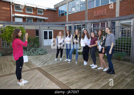 Bromley, Royaume-Uni. Août 24, 2017. Bromley lycéens célébrer leur GCSE résultats. Un nouveau système de classement est utilisé cette année avec des niveaux 1-9 A-U pas comme les années précédentes. 9 est le plus haut niveau et 1 la plus faible. Le niveau 4 est équivalent à un crédit de Catégorie C : Keith Larby/Alamy Live News Banque D'Images