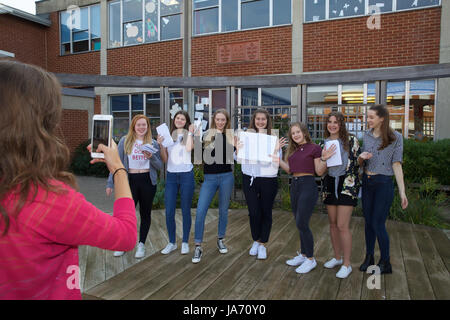 Bromley, Royaume-Uni. Août 24, 2017. Bromley lycéens célébrer leur GCSE résultats. Un nouveau système de classement est utilisé cette année avec des niveaux 1-9 A-U pas comme les années précédentes. 9 est le plus haut niveau et 1 la plus faible. Le niveau 4 est équivalent à un crédit de Catégorie C : Keith Larby/Alamy Live News Banque D'Images