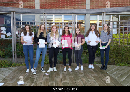 Bromley, Royaume-Uni. Août 24, 2017. Bromley lycéens célébrer leur GCSE résultats. Un nouveau système de classement est utilisé cette année avec des niveaux 1-9 A-U pas comme les années précédentes. 9 est le plus haut niveau et 1 la plus faible. Le niveau 4 est équivalent à un crédit de Catégorie C : Keith Larby/Alamy Live News Banque D'Images