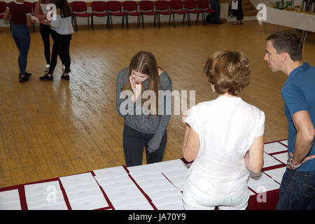 Bromley, Royaume-Uni. Août 24, 2017. Bromley lycéens célébrer leur GCSE résultats. Un nouveau système de classement est utilisé cette année avec des niveaux 1-9 A-U pas comme les années précédentes. 9 est le plus haut niveau et 1 la plus faible. Le niveau 4 est équivalent à un crédit de Catégorie C : Keith Larby/Alamy Live News Banque D'Images