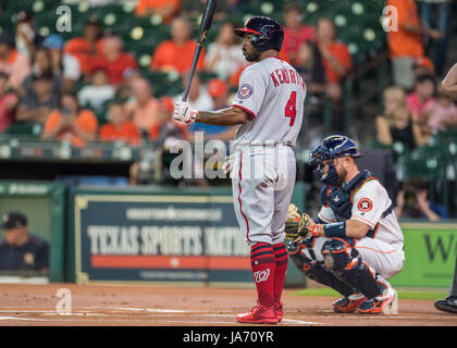 23 août 2017 : le voltigeur des Nationals de Washington Howie Kendrick (4) chauves-souris pendant un match entre les Astros de Houston et les Nationals de Washington au Minute Maid Park de Houston, TX. Les Astros a gagné le match 6-1...Trask Smith/CSM Banque D'Images