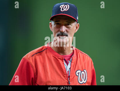 23 août 2017 : Nationals de Washington l'entraîneur des lanceurs Mike Maddux (51) avant un match entre les Astros de Houston et les Nationals de Washington au Minute Maid Park de Houston, TX. Les Astros a gagné le match 6-1...Trask Smith/CSM Banque D'Images