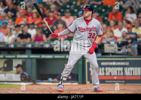 23 août 2017 : Washington Nationals catcher Matt Wieters (32) les chauves-souris au cours d'un match de la Ligue Majeure de Baseball entre les Astros de Houston et les Nationals de Washington au Minute Maid Park de Houston, TX. Les Astros a gagné le match 6-1...Trask Smith/CSM Banque D'Images