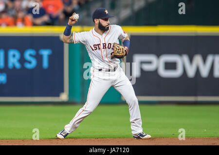 23 août 2017 : l'arrêt-court des Houston Astros Marwin Gonzalez (9) throws de première Ligue Majeure de Baseball pendant un match entre les Astros de Houston et les Nationals de Washington au Minute Maid Park de Houston, TX. Les Astros a gagné le match 6-1...Trask Smith/CSM Banque D'Images