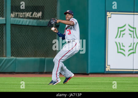 23 août 2017 : Washington Nationals champ centre Michael Taylor (3) les champs la balle pendant un match entre les Astros de Houston et les Nationals de Washington au Minute Maid Park de Houston, TX. Les Astros a gagné le match 6-1...Trask Smith/CSM Banque D'Images