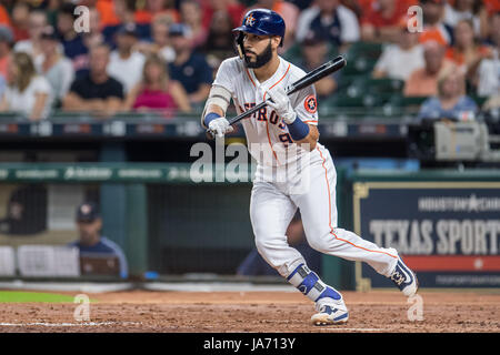 23 août 2017 : l'arrêt-court des Houston Astros Marwin Gonzalez (9) chauves-souris pendant un match entre les Astros de Houston et les Nationals de Washington au Minute Maid Park de Houston, TX. Les Astros a gagné le match 6-1...Trask Smith/CSM Banque D'Images