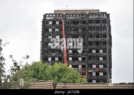 Londres, Royaume-Uni. 24 août 2017. L'holocauste de Grenfell Tower se trouve près de la route du prochain carnaval de Notting Hill, où un million de fêtards sont attendus sur le week-end férié. Une zone de tranquillité seront établies pendant le Carnaval avec les systèmes sonores d'être tourné vers le bas à proximité de la tour. Crédit : Stephen Chung / Alamy Live News Banque D'Images