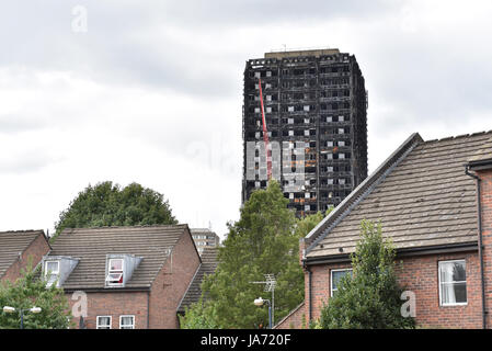 Londres, Royaume-Uni. 24 août 2017. L'holocauste de Grenfell Tower se trouve près de la route du prochain carnaval de Notting Hill, où un million de fêtards sont attendus sur le week-end férié. Une zone de tranquillité seront établies pendant le Carnaval avec les systèmes sonores d'être tourné vers le bas à proximité de la tour. Crédit : Stephen Chung / Alamy Live News Banque D'Images