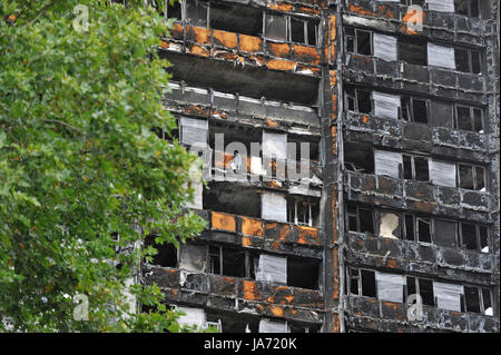 Londres, Royaume-Uni. 24 août 2017. L'holocauste de Grenfell Tower se trouve près de la route du prochain carnaval de Notting Hill, où un million de fêtards sont attendus sur le week-end férié. Une zone de tranquillité seront établies pendant le Carnaval avec les systèmes sonores d'être tourné vers le bas à proximité de la tour. Crédit : Stephen Chung / Alamy Live News Banque D'Images