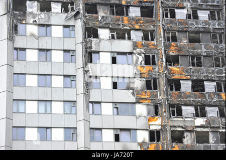 Londres, Royaume-Uni. 24 août 2017. L'holocauste de Grenfell Tower se trouve près de la route du prochain carnaval de Notting Hill, où un million de fêtards sont attendus sur le week-end férié. Une zone de tranquillité seront établies pendant le Carnaval avec les systèmes sonores d'être tourné vers le bas à proximité de la tour. Crédit : Stephen Chung / Alamy Live News Banque D'Images