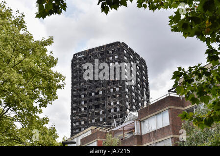 Londres, Royaume-Uni. 24 août 2017. L'holocauste de Grenfell Tower se trouve près de la route du prochain carnaval de Notting Hill, où un million de fêtards sont attendus sur le week-end férié. Une zone de tranquillité seront établies pendant le Carnaval avec les systèmes sonores d'être tourné vers le bas à proximité de la tour. Crédit : Stephen Chung / Alamy Live News Banque D'Images