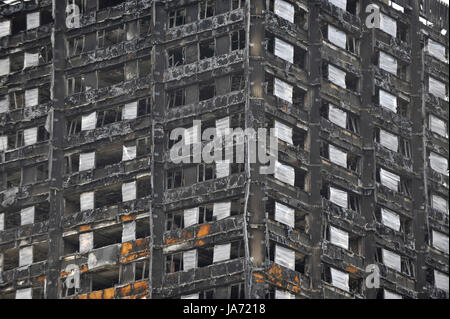 Londres, Royaume-Uni. 24 août 2017. L'holocauste de Grenfell Tower se trouve près de la route du prochain carnaval de Notting Hill, où un million de fêtards sont attendus sur le week-end férié. Une zone de tranquillité seront établies pendant le Carnaval avec les systèmes sonores d'être tourné vers le bas à proximité de la tour. Crédit : Stephen Chung / Alamy Live News Banque D'Images