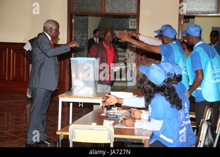 Luanda, Angola. Août 23, 2017. Les angolais prend part au vote à un bureau de scrutin à Luanda, capitale de l'Angola, le 23 août, 2017. Les observateurs internationaux ont souligné l'civisme et l'ordre indiqué par les électeurs mercredi dans les bureaux de vote de la province de Luanda en Angola, en vertu de l'élection générale tenue le 23 août à l'échelle du pays. Credit : Stringer/Xinhua/Alamy Live News Banque D'Images