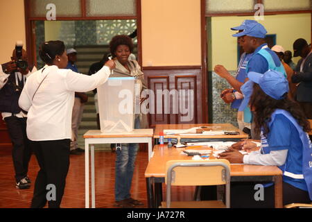 Luanda, Angola. Août 23, 2017. Les angolais prend part au vote à un bureau de scrutin à Luanda, capitale de l'Angola, le 23 août, 2017. Les observateurs internationaux ont souligné l'civisme et l'ordre indiqué par les électeurs mercredi dans les bureaux de vote de la province de Luanda en Angola, en vertu de l'élection générale tenue le 23 août à l'échelle du pays. Credit : Stringer/Xinhua/Alamy Live News Banque D'Images