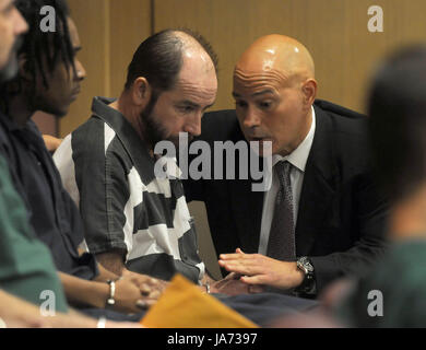 12 avril 2011 - Fort Lauderdale, Floride, États-Unis - le procureur ALBERTO MILIAN (centre terminer tête chauve) de parler à son client TONY VILLEGAS (centre droit en bandes) qui a plaidé non coupable dans la mort d'étrangler 2008 Melissa Britt Lewis, un partenaire au cabinet Adler Rosenfeldt Rothstein. (Crédit Image : © Peter Andrew Bosch/Miami Herald/ZUMAPRESS.com) Banque D'Images