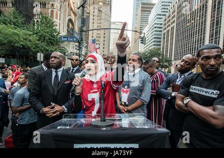23 août 2017 - New York City, New York, États-Unis d'Amérique - Linda Sarsour sur scène. Les New-yorkais s'est rallié derrière maintenant-NFL player Colin Kaepernick non signé qui est resté assis pendant le chant de l'hymne national américain depuis 2016. Kaepernick a déclaré ''Je ne vais pas jusqu'à exprimer sa fierté dans un drapeau pour un pays qui opprime les noirs et les gens de couleur.â€ Kaepernick a exercé son option de l'agence libre avec les San Francisco 49ers et reste entier, où certains voient le signe d'une inscription dans la NFL. Verizon contre des appels ont également été faites en raison de ses 130 millions de dollars Banque D'Images