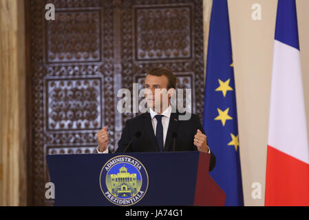 Bucarest, Roumanie. Août 24, 2017. Le président français, Emmanuel Macron parle lors de la conférence de presse avec son homologue roumain au Palais de Cotroceni. Macron commence en Roumanie, la visite de trois jours en Europe centrale et orientale. Banque D'Images