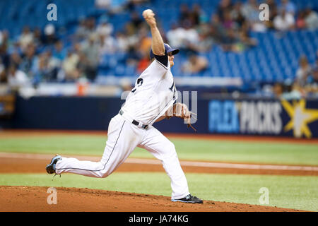 24 août 2017 - Saint Petersburg, Floride, États-Unis - sera VRAGOVIC | fois.Rays de Tampa Bay le lanceur partant Alex Cobb (53) lancer la deuxième manche du match entre les Blue Jays de Toronto et les Rays de Tampa Bay au Tropicana Field à Saint-Pétersbourg, en Floride le Jeudi, août 24, 2017. (Crédit Image : © Vous Vragovic/Tampa Bay Times via Zuma sur le fil) Banque D'Images