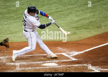 24 août 2017 - Saint Petersburg, Floride, États-Unis - sera VRAGOVIC | fois.Rays de Tampa Bay catcher Jésus Sucre (45) des célibataires dans la quatrième manche du match entre les Blue Jays de Toronto et les Rays de Tampa Bay au Tropicana Field à Saint-Pétersbourg, en Floride le Jeudi, août 24, 2017. (Crédit Image : © Vous Vragovic/Tampa Bay Times via Zuma sur le fil) Banque D'Images