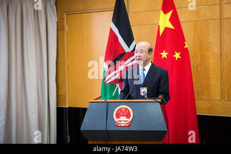 (170824) -- NAIROBI, 24 août 2017 (Xinhua) -- l'Ambassadeur de Chine au Kenya Liu Xianfa prononce une allocution lors d'une cérémonie pour saluer les élèves du Kenya qui ont reçu des bourses pour étudier en Chine, à Nairobi, Kenya, le 24 août 2017. Une cérémonie a eu lieu à l'ambassade de Chine au Kenya jeudi pour faire mes adieux à 140 étudiants Kenyans qui ont reçu des bourses pour étudier en Chine. (Xinhua/Lyu Shuai) Banque D'Images