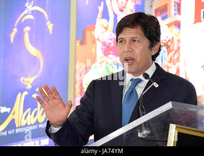 Los Angeles, USA. Août 24, 2017. LOS ANGELES, CA. 24 août 2017 : le sénateur de l'État de Californie Kevin de Leon au le Hollywood Walk of Fame star cérémonie en l'honneur du chanteur français Charles Aznavour sur Hollywood Boulevard Photo Credit : Sarah Stewart/Alamy Live News Banque D'Images