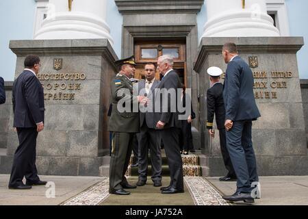 Le secrétaire américain à la Défense, James Mattis, parle avec le ministre de la défense ukrainien Stepan Poltorak, droite, devant le ministère de la Défense, 24 août 2017 à Kiev, Ukraine Banque D'Images