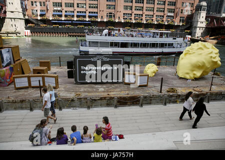 (170824) -- Chicago, 24 août 2017 (Xinhua) -- Photo prise le 23 août 2017 montre musée flottant amarré au bord de la rivière de Chicago, aux États-Unis. Célébrer le passé industriel de la Rivière, Musée flottant transforme une barge dans une galerie mobile esthétiquement frappant rempli de caisses d'art afficher œuvre créée par des artistes locaux et de nos collaborateurs. Musée flottant existe dans le continuum d'artistes d'examiner leurs relations avec les institutions, et répond à l'évolution des musées ; allant de l'cabinet de curiosités ou Wunderkabinet entre le xvie et xviiie 100 Banque D'Images