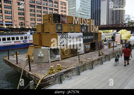 (170824) -- Chicago, 24 août 2017 (Xinhua) -- Photo prise le 23 août 2017 montre musée flottant amarré au bord de la rivière de Chicago, aux États-Unis. Célébrer le passé industriel de la Rivière, Musée flottant transforme une barge dans une galerie mobile esthétiquement frappant rempli de caisses d'art afficher œuvre créée par des artistes locaux et de nos collaborateurs. Musée flottant existe dans le continuum d'artistes d'examiner leurs relations avec les institutions, et répond à l'évolution des musées ; allant de l'cabinet de curiosités ou Wunderkabinet entre le xvie et xviiie 100 Banque D'Images