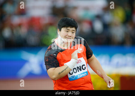 (170825) -- ZURICH, le 25 août 2017 (Xinhua) -- Gong Lijiao de Chine réagit au cours du lancer du poids des femmes au final l'IAAF Diamond League meeting international d'athlétisme de Zurich, Suisse, le 24 août, 2017. Gong Lijiao réclamé le titre avec 19,60 mètres. (Xinhua/Michele Limina) Banque D'Images